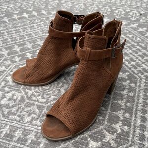 Universal Thread Tan Peep-Toe Heels